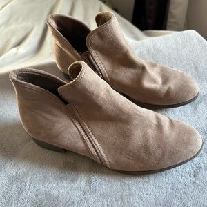 Size 8 tan/beige ankle boot